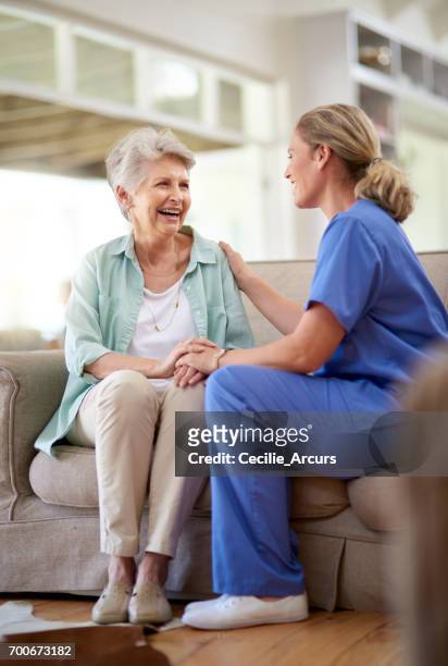 ik zal altijd hier om te helpen bij de zorg voor uw behoeften - caregiver and senior stockfoto's en -beelden