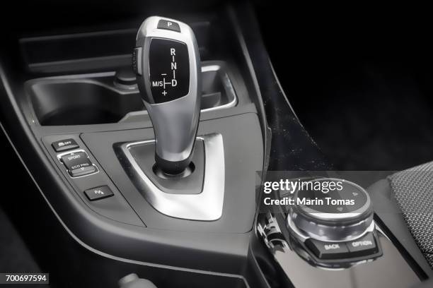 modern car gearbox lever - automático imagens e fotografias de stock