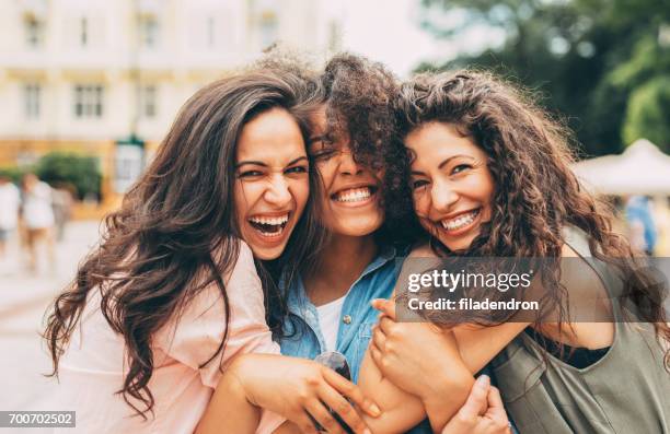 novias de futbolistas en la ciudad - reírse mujer fotografías e imágenes de stock