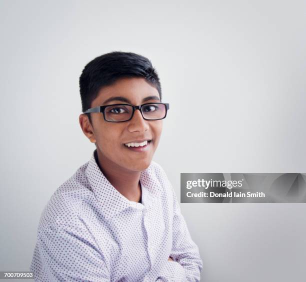 portrait of smiling fiji indian boy wearing eyeglasses - indian boy portrait stockfoto's en -beelden