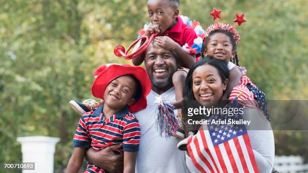 portrait of black family celebrating 4th of july in park - american 4th july celebrations imagens e fotografias de stock
