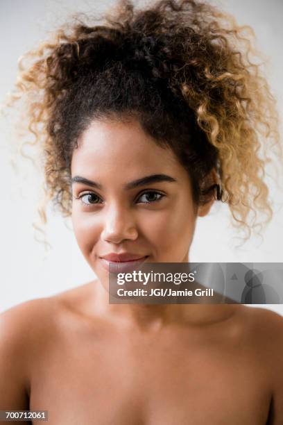 portrait of mixed race woman with bare shoulders - beautiful bare women fotografías e imágenes de stock