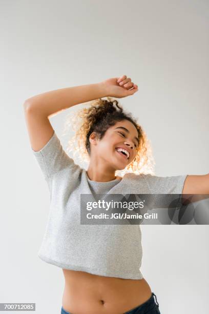 mixed race woman dancing - belly dancing stockfoto's en -beelden