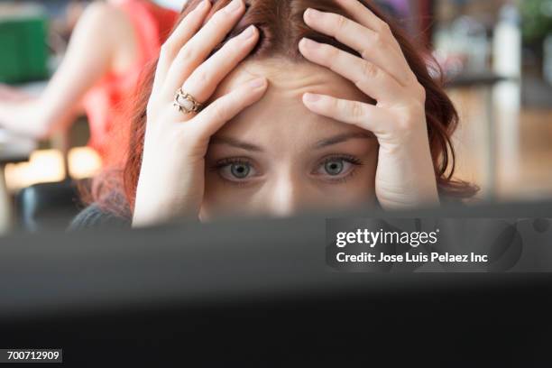 frustrated caucasian businesswoman using computer - verwarring stockfoto's en -beelden