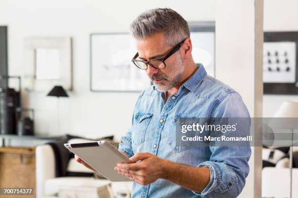 Guy Using Tablet Man Tablet Store Photos and Premium High Res Pictures - Getty Images