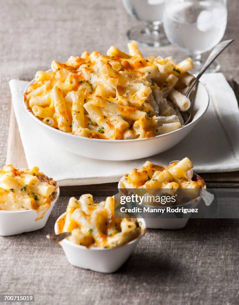 bowl and cups of macaroni and cheese - macaroni and cheese stockfoto's en -beelden