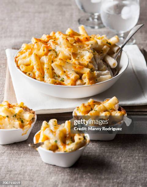 bowl and cups of macaroni and cheese - texas bowl 個照片及圖片檔