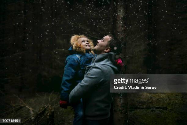 caucasian father and daughter under starry sky - sehen stock-fotos und bilder