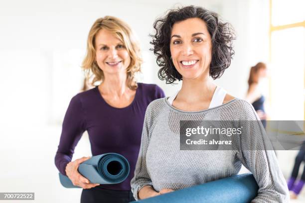 fitness frauen entspannen nach yoga-kurs - women gym stock-fotos und bilder