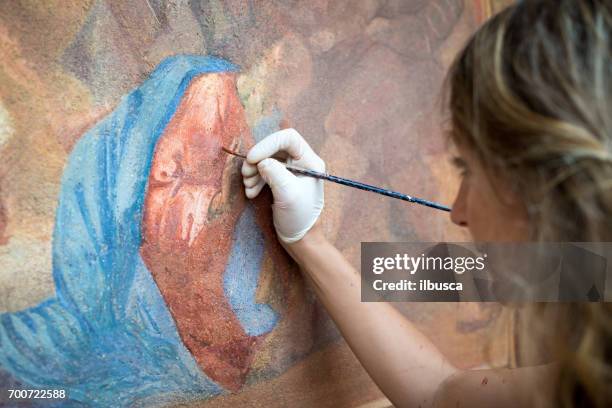 restauratorin arbeiten auf antiken outdoor-kapelle fresko in italien: malerei wiederherstellung der religiösen kunst - fresco stock-fotos und bilder