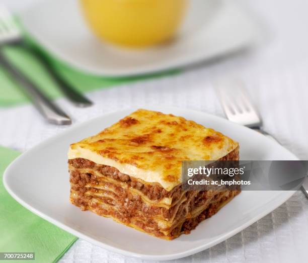 frisch gebackene lasagne - bechamelsoße stock-fotos und bilder