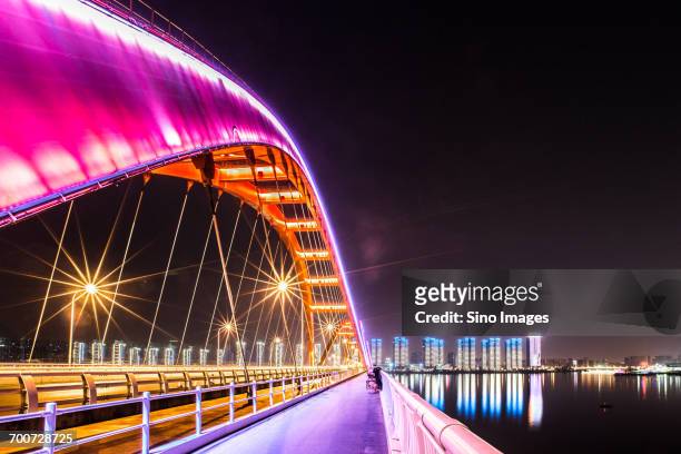 illuminated suspension bridge at night - changsha photos et images de collection