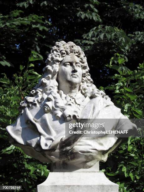 france, paris. 1st arrondissement. jardin des tuileries. sculpture of charles perrault. - jardín de las tullerías fotografías e imágenes de stock