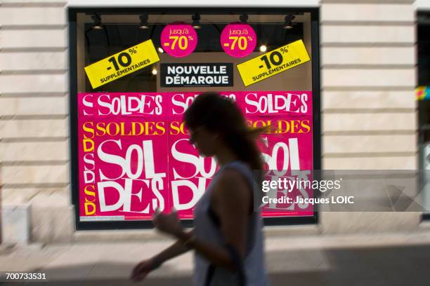 france, nantes, summer sales, 2014. - opruiming stockfoto's en -beelden