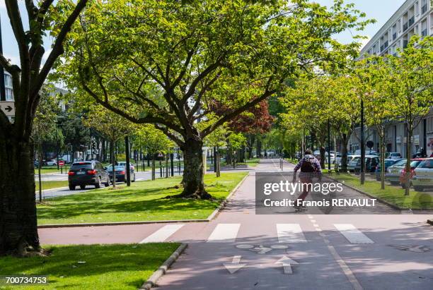 france, normandy, le havre. avenue foch, this magnificent comparable in dimensions to the champs elysees avenue in paris, links place de lhotel de ville in the porte oceane and le havre beach. - renault sport stock pictures, royalty-free photos & images