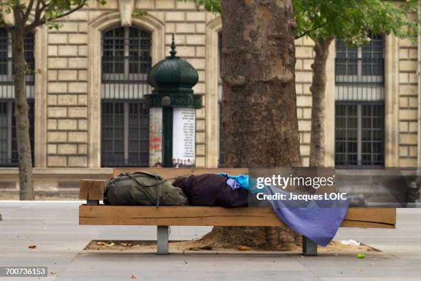 france, paris, 3rd district, place de la republique, homeless man lying on a bench, august 2014. - 2014 stock-fotos und bilder