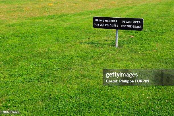 sign keep off the grass. - keep off the grass sign stock pictures, royalty-free photos & images