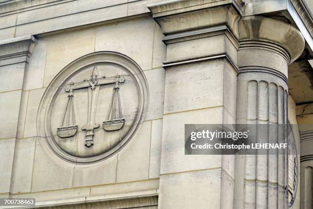 france, seine et marne. coulommiers. heritage days. courthouse. symbol of justice on the facade. - gerechtsgebouw stockfoto's en -beelden