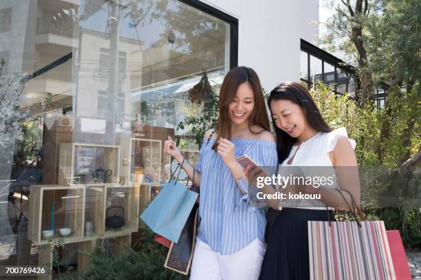 faire du shopping pour femmes - gift japan photos et images de collection