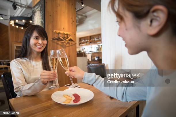frauen, die im café sprechen - wine glass finger food stock-fotos und bilder