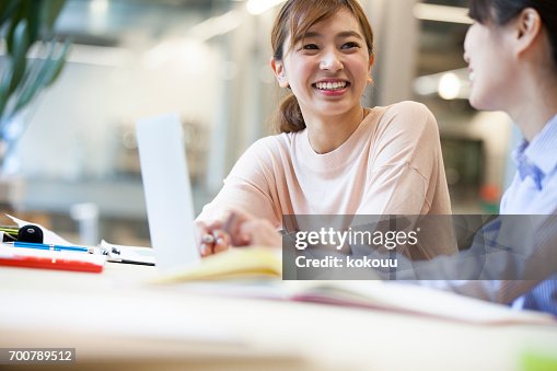オフィスで仕事をする女性たち オフィスで仕事をする女性たち
