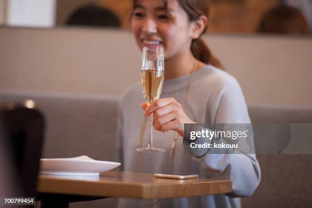 vrouwen praten in een café - human mouth stockfoto's en -beelden