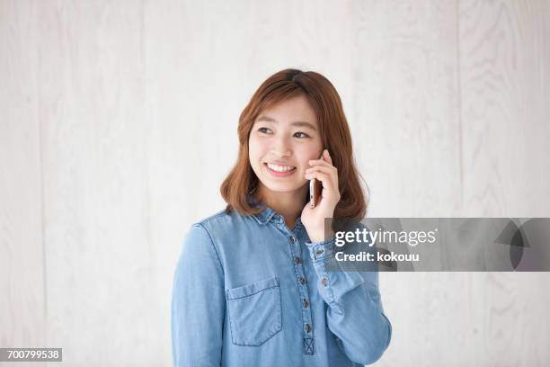 mujer con un smartphone - woman fingers in ears fotografías e imágenes de stock