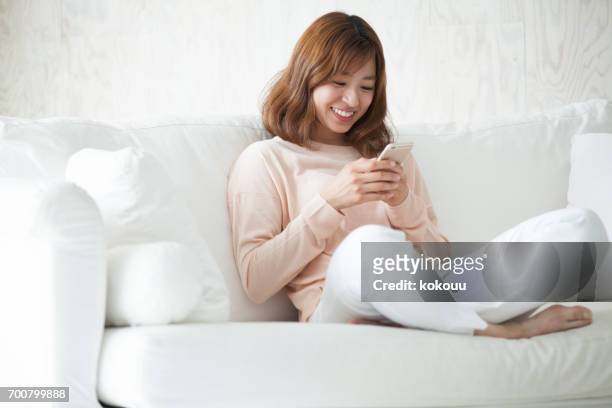 ソファに座っている女性 - 美大生　日本 ストックフォトと画像