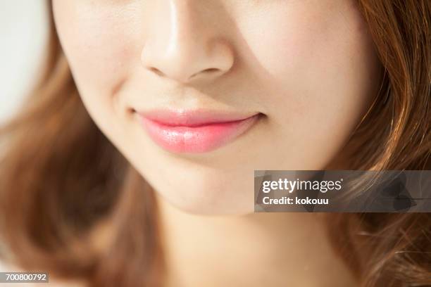 frauengesicht aus nächster nähe - menschlicher mund stock-fotos und bilder