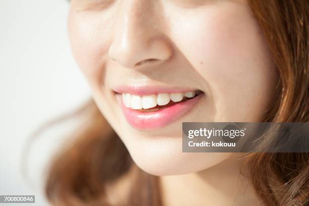 vrouw gezicht close-up - human mouth stockfoto's en -beelden