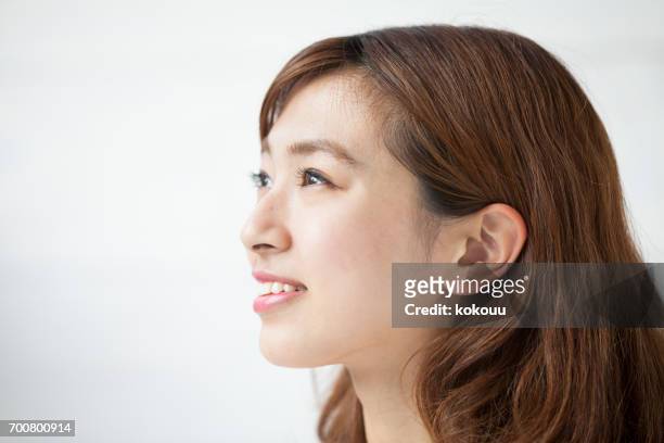 donna sorridente - ear close up foto e immagini stock
