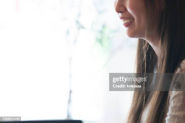 conversations avec des femmes - bouche humaine photos et images de collection