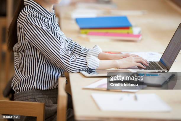 vrouwen die in het kantoor werken - invoerapparaat stockfoto's en -beelden