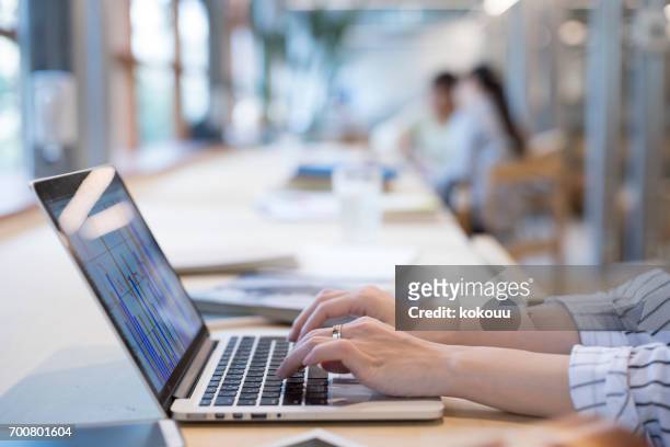 ��オフィスで仕事をする女性たち - パソコン ストックフォトと画像
