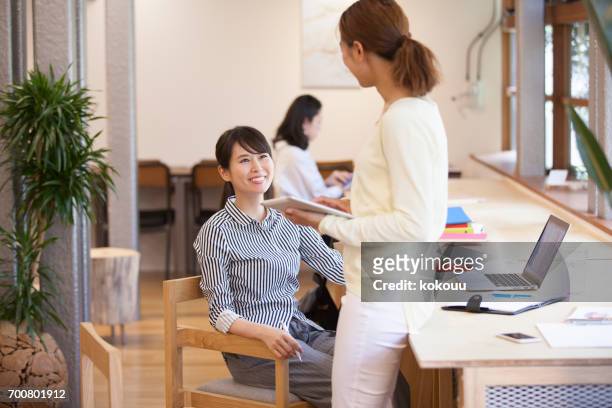 オフィスで仕事をする女性たち - 美大生　日本 ストックフォトと画像