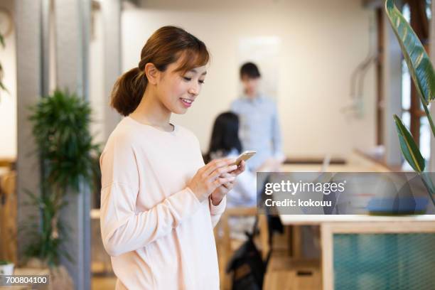 mujeres que trabajan en la oficina - woman fingers in ears fotografías e imágenes de stock