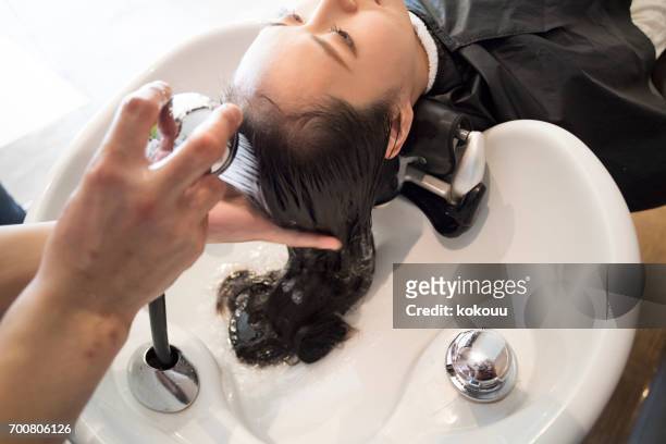 donne nel salone di bellezza - shower man woman washing foto e immagini stock