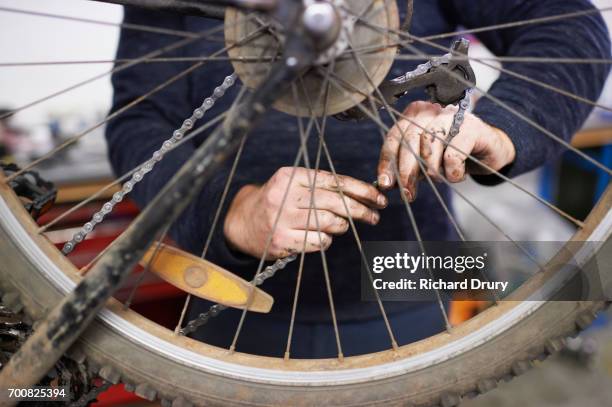 bicycle mechanic at work - スポーク ストックフォトと画像