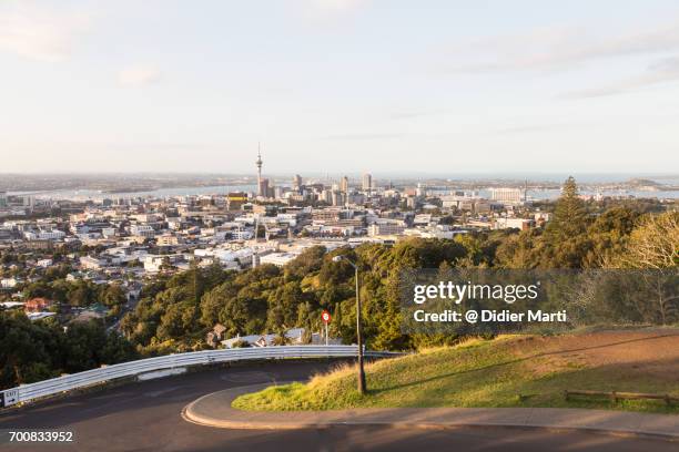 winding road leading to the top of mount eden in auckland - mount eden stock pictures, royalty-free photos & images