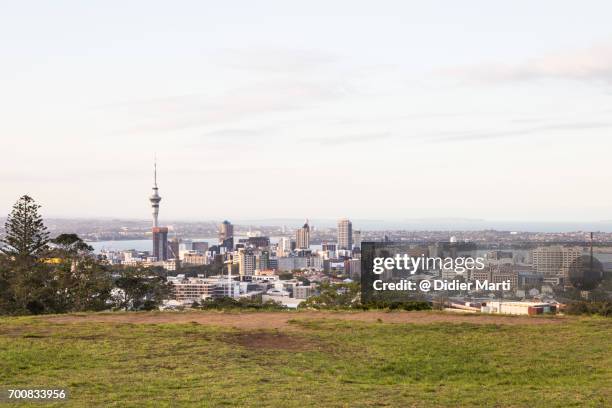 auckland skyline in new zealand - mount eden stock pictures, royalty-free photos & images