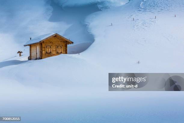 Haus auf schneebedeckter Landschaft