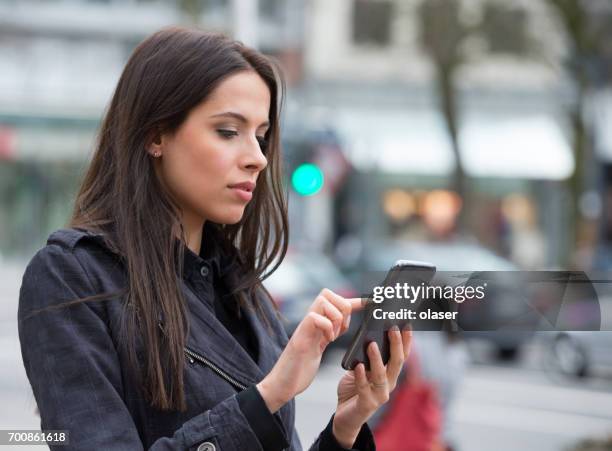 hispanic frau mit handy, düsseldorf - nrw karte stock-fotos und bilder