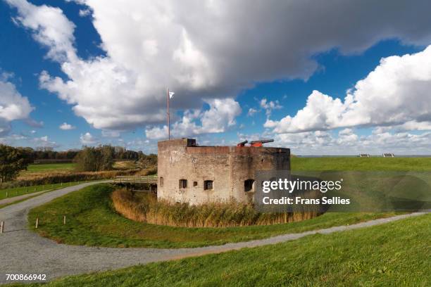 west-batterij muiden, part of the defence line of amsterdam, the netherlands - amsterdam gracht stockfoto's en -beelden