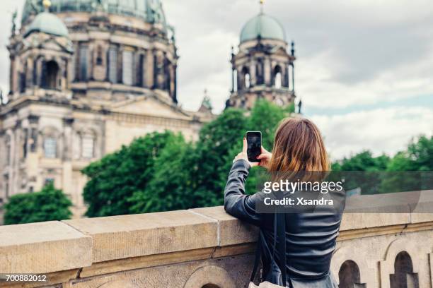 frau nehmen foto des berliner doms mit handy - städtereise stock-fotos und bilder