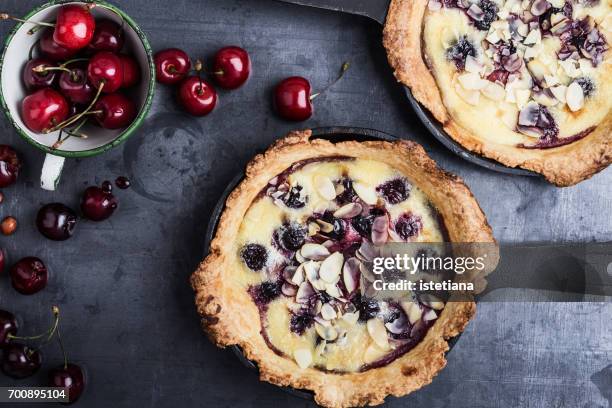 messthetics. sweet cherry tart - cerise photos et images de collection