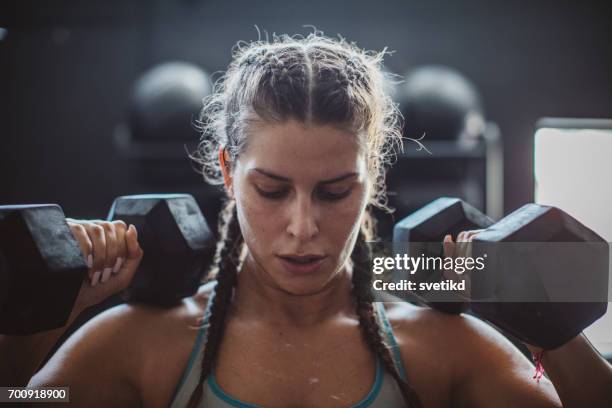 mujer valiente - woman dumbbell crossfit fotografías e imágenes de stock