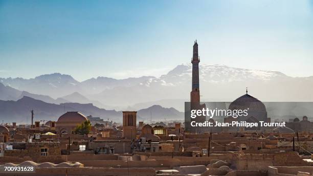 jameh mosque and snowcapped mountains in yazd, iran - shiite islam 個照片及圖片檔