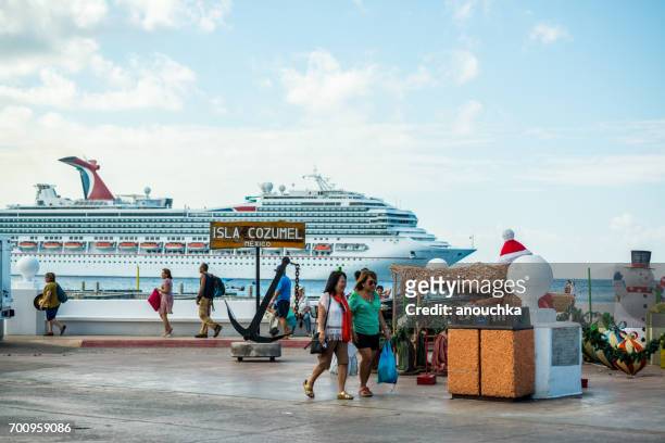 christmas decorations and cruise ship on cozumel island, mexico - cozumel stock pictures, royalty-free photos & images