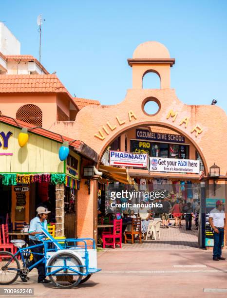 cozumel shops and tourists, mexico - cozumel mexico stock pictures, royalty-free photos & images