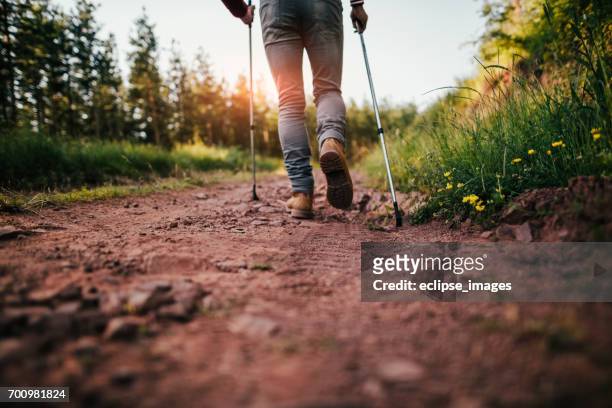mann mit wandern pole zu klettern - mobility walker stock-fotos und bilder